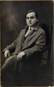 Imagen que contiene persona, hombre, foto, parado

Descripción generada automáticamente